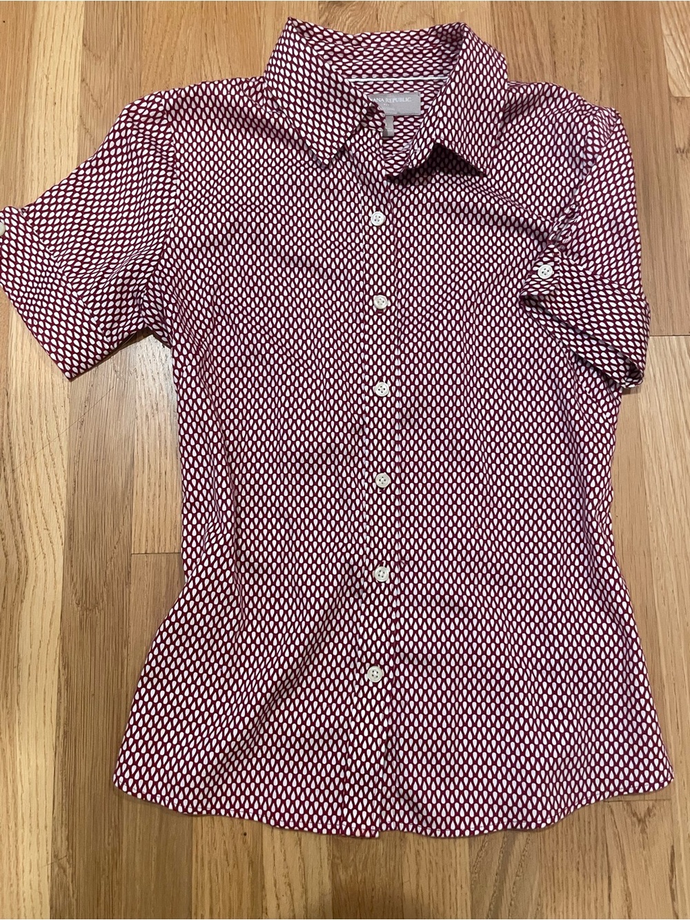 Banana Republic Short-Sleeve fitted Geometric Print Blouse - Burgundy & White.